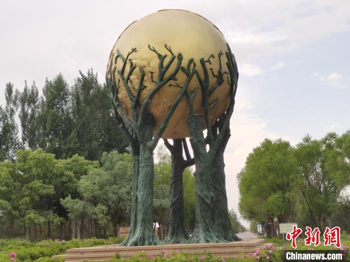 图为库布其沙漠中的雕塑。 李爱平 摄 图为库布其沙漠中的雕塑。 李爱平 摄