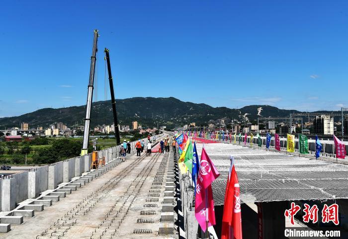 6月1日,福州滨海快线(F1线)正式进入铺轨阶段。 张斌 摄 6月1日,福州滨海快线(F1线)正式进入铺轨阶段。 张斌 摄
