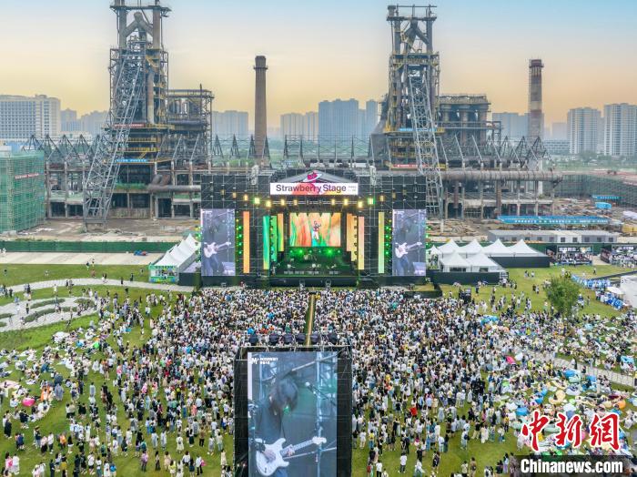 在大运河杭钢公园大草坪举办的2023杭州草莓音乐节现场 李盛韬 摄 在大运河杭钢公园大草坪举办的2023杭州草莓音乐节现场 李盛韬 摄