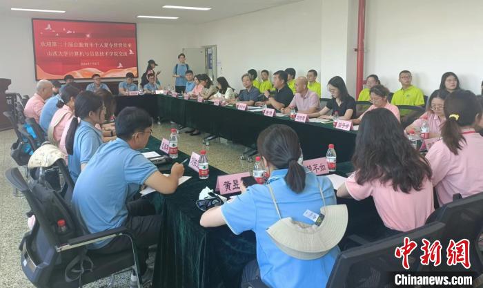 两岸青年在山西大学交流交心,共同碰撞思想的火花。 杨佩佩 摄 两岸青年在山西大学交流交心,共同碰撞思想的火花。 杨佩佩 摄