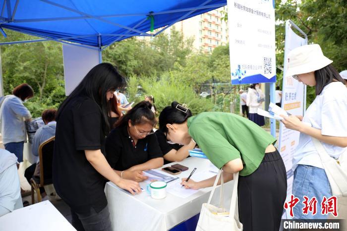 启动仪式当天,共有237家信息产业(互联网行业)企业参加专项招聘活动。 新疆公共就业服务中心提供 启动仪式当天,共有237家信息产业(互联网行业)企业参加专项招聘活动。 新疆公共就业服务中心提供