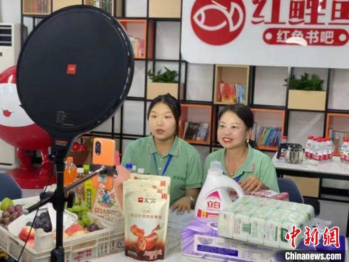 图为“团团果蔬”直播团队帮助商户销售产品。 艾欢 摄 图为“团团果蔬”直播团队帮助商户销售产品。 艾欢 摄