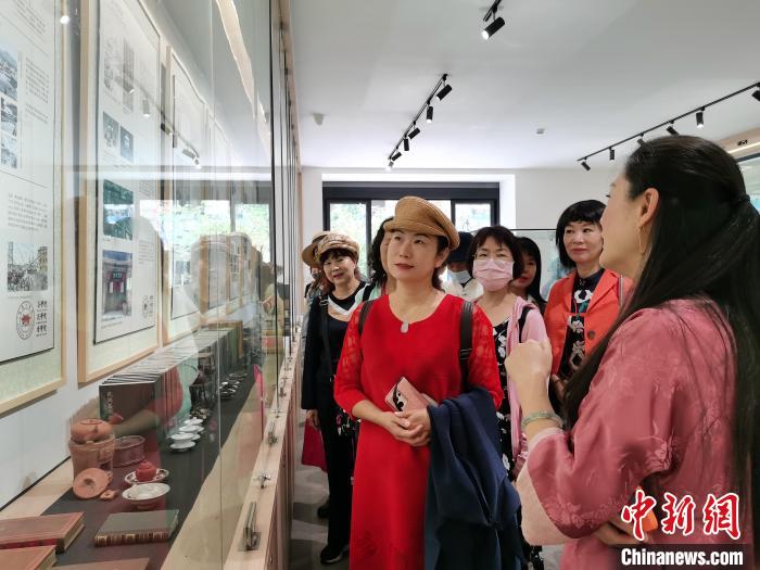 图为两岸婚姻家庭代表参观云南省对台交流基地弘益大学堂。 胡远航 摄 图为两岸婚姻家庭代表参观云南省对台交流基地弘益大学堂。 胡远航 摄