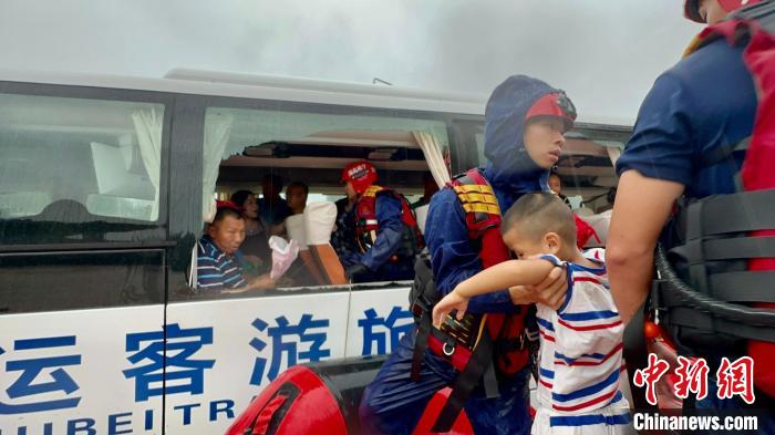 湖北咸宁消防营救疏散被困民众 朱燕林 摄 湖北咸宁消防营救疏散被困民众 朱燕林 摄