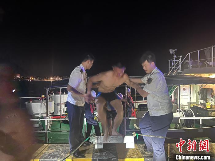 图为搜救人员正将获救的潜水人员接上船。 惠州海事局 供图 图为搜救人员正将获救的潜水人员接上船。 惠州海事局 供图