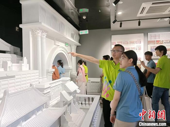 大陆青年为台湾青年介绍山西大学。 杨佩佩 摄 大陆青年为台湾青年介绍山西大学。 杨佩佩 摄