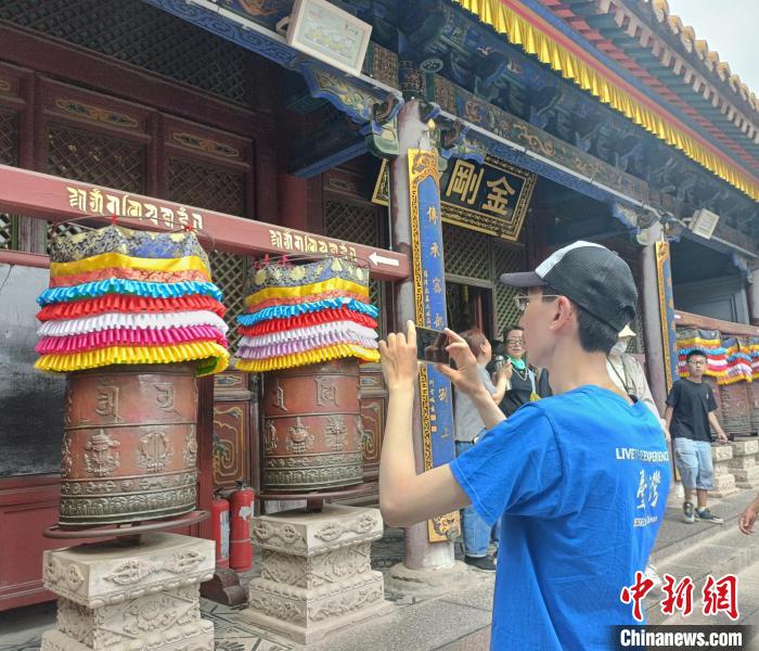 营员在五台山拍照留念。 杨佩佩 摄 营员在五台山拍照留念。 杨佩佩 摄