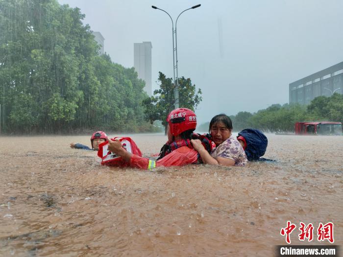 湖北咸宁暴雨引发内涝, 消防营救民众 朱燕林 摄 湖北咸宁暴雨引发内涝, 消防营救民众 朱燕林 摄