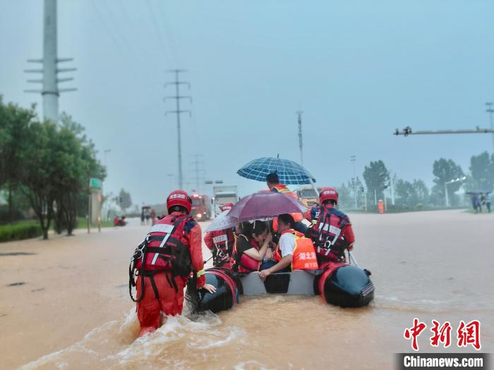 湖北咸宁消防营救疏散被困民众 朱燕林 摄 湖北咸宁消防营救疏散被困民众 朱燕林 摄