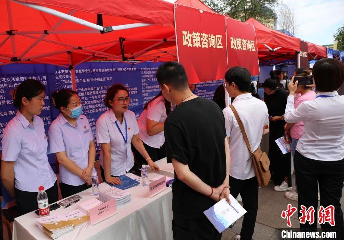 现场还设置了启动仪式区、现场招聘区、直播带岗区、政策咨询区、校企合作洽谈区、产品展示区等6个区域。 新疆公共就业服务中心提供 现场还设置了启动仪式区、现场招聘区、直播带岗区、政策咨询区、校企合作洽谈区、产品展示区等6个区域。 新疆公共就业服务中心提供