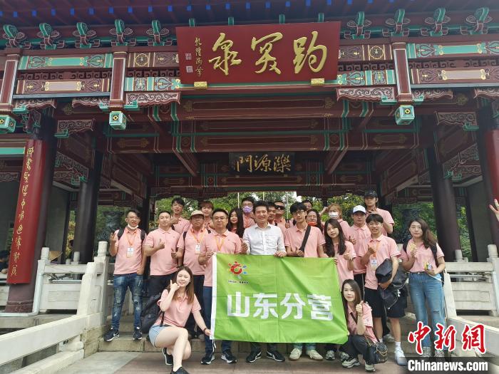 图为两岸青年在趵突泉合影。 杨殿威 摄 图为两岸青年在趵突泉合影。 杨殿威 摄