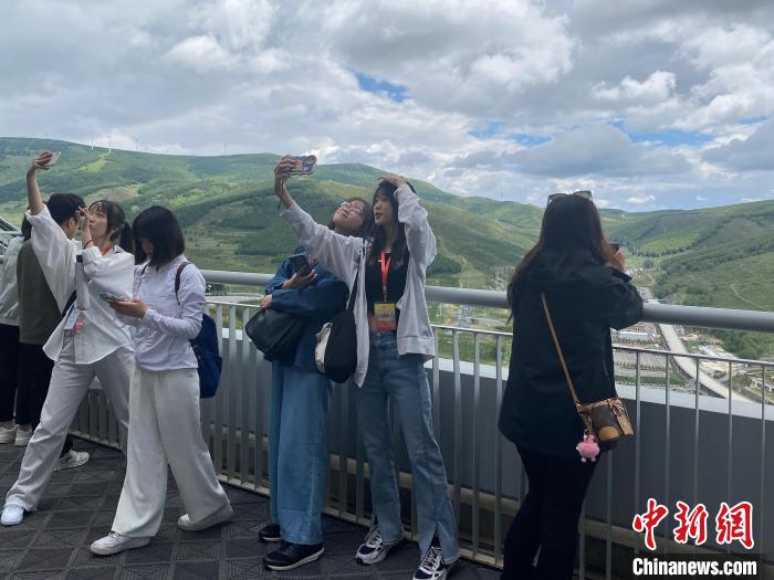 图为台胞青年在“雪如意”拍照打卡。 李玉素 摄 图为台胞青年在“雪如意”拍照打卡。 李玉素 摄