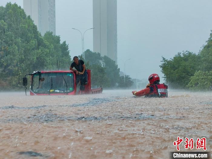 湖北咸宁暴雨引发内涝,消防营救疏散民众 朱燕林 摄 湖北咸宁暴雨引发内涝,消防营救疏散民众 朱燕林 摄