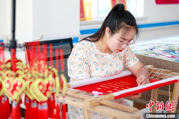 图为图为夏文仙正在认真刺绣。 海东市税务局供图 图为图为夏文仙正在认真刺绣。 海东市税务局供图