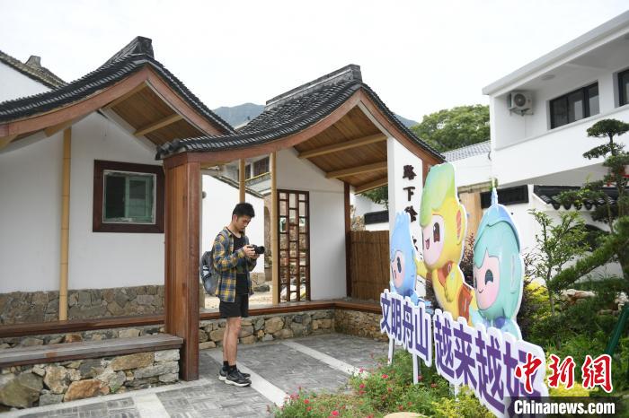采风团走进舟山拍摄。 王刚 摄 采风团走进舟山拍摄。 王刚 摄