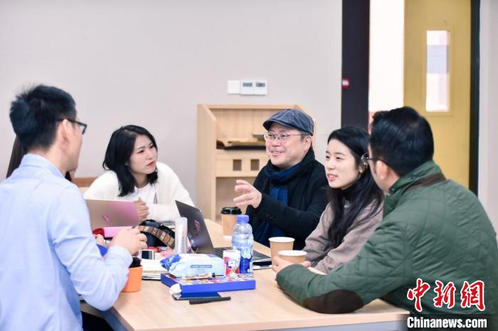 特聘教授叶锦添与学生讨论项目 北京师范大学未来设计学院供图 特聘教授叶锦添与学生讨论项目 北京师范大学未来设计学院供图