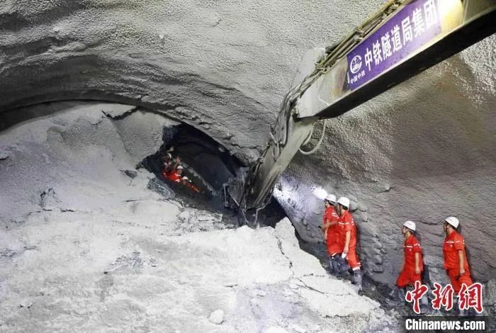 中老铁路景寨隧道安全贯通。陈华波 摄 中老铁路景寨隧道安全贯通。陈华波 摄