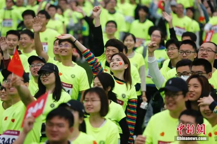 资料图:2019年4月,北京大学师生跑步穿越北大校园。以长跑的形式纪念五四运动100周年。中新社记者 王骏 摄 资料图:2019年4月,北京大学师生跑步穿越北大校园。以长跑的形式纪念五四运动100周年。中新社记者 王骏 摄