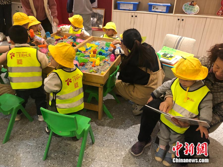 老人和孩子们在手工区做手工。中新网 张钰惠 摄 老人和孩子们在手工区做手工。中新网 张钰惠 摄