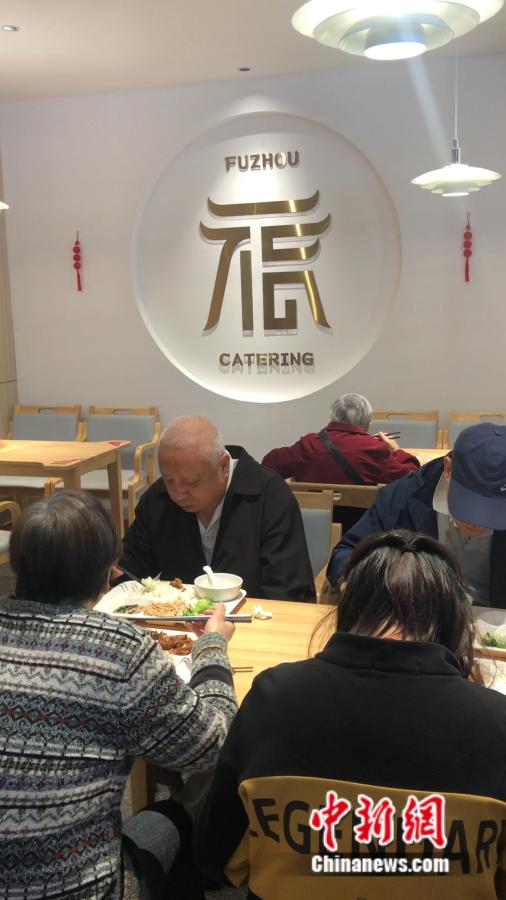 老人们在长者食堂用餐。中新网 张钰惠 摄 老人们在长者食堂用餐。中新网 张钰惠 摄