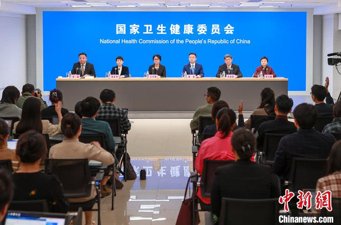 12月2日,中国国家卫生健康委员会在北京召开新闻发布会,介绍冬季呼吸道疾病防治有关情况,并回答媒体提问。 中新社记者 贾天勇 摄 12月2日,中国国家卫生健康委员会在北京召开新闻发布会,介绍冬季呼吸道疾病防治有关情况,并回答媒体提问。 中新社记者 贾天勇 摄