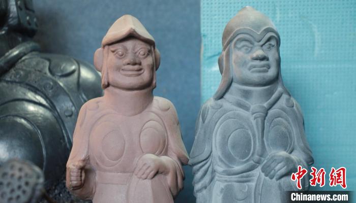 北魏武士俑作品。 向上 摄 北魏武士俑作品。 向上 摄