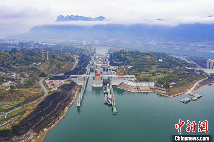 三峡船闸助力黄金水道进一步发挥“黄金效益”。 林海 摄 三峡船闸助力黄金水道进一步发挥“黄金效益”。 林海 摄