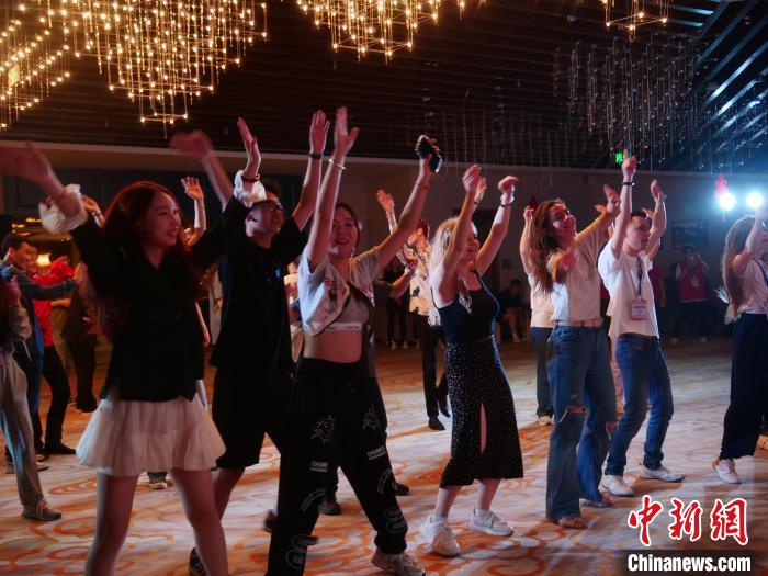 中俄大学生参加音乐派对 王晓璇 摄 中俄大学生参加音乐派对 王晓璇 摄