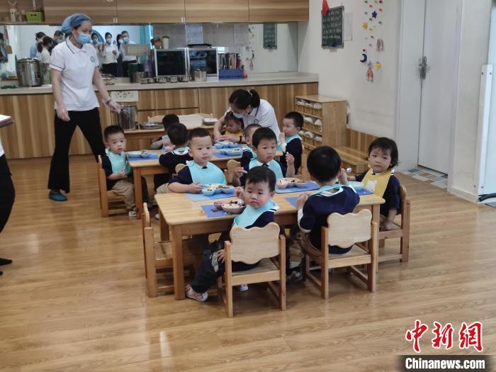 在南京市江北新区抚育安托育中心,孩子们正在用餐 中新社记者 郝凌宇 摄 在南京市江北新区抚育安托育中心,孩子们正在用餐 中新社记者 郝凌宇 摄