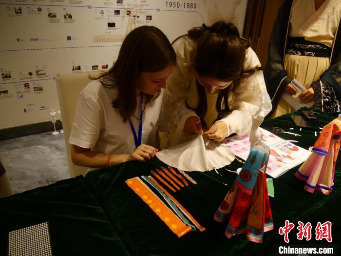 俄罗斯大学生学习汉服制作 李成 摄 俄罗斯大学生学习汉服制作 李成 摄