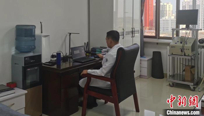 引进专家人才坐诊,山阴县医疗集团人民医院促进当地医疗卫生事业医、教、研水平和医疗服务能力提档升级。 吴琼 摄 引进专家人才坐诊,山阴县医疗集团人民医院促进当地医疗卫生事业医、教、研水平和医疗服务能力提档升级。 吴琼 摄