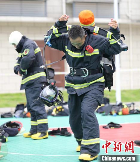 在福建省南平市延平区,消防员在尖兵挑战赛中进行个人灭火防护装备穿戴作业。 郑振盛。 摄 在福建省南平市延平区,消防员在尖兵挑战赛中进行个人灭火防护装备穿戴作业。 郑振盛。 摄