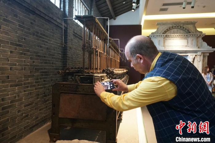 主题展览吸引了外籍友人拍照“打卡”。 孙权 摄 主题展览吸引了外籍友人拍照“打卡”。 孙权 摄