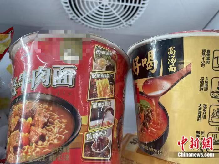 图为货架上的方便面 韦香惠 摄 图为货架上的方便面 韦香惠 摄