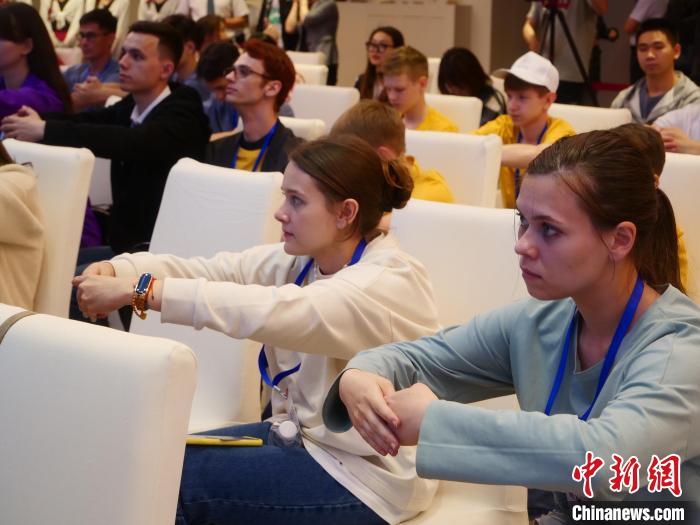 俄罗斯大学生学习中华传统礼仪 许浩然 摄 俄罗斯大学生学习中华传统礼仪 许浩然 摄