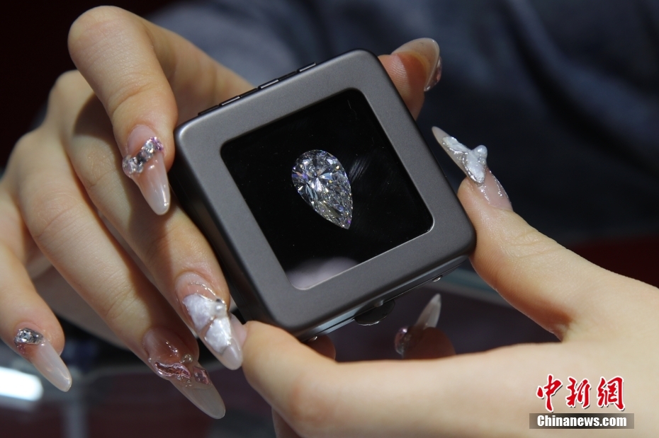 资料图:第六届中国国际进口博览会上,Z DIAMOND展出的10克拉人造钻石吸引众人目光。中新社记者 张亨伟 摄 资料图:第六届中国国际进口博览会上,Z DIAMOND展出的10克拉人造钻石吸引众人目光。中新社记者 张亨伟 摄