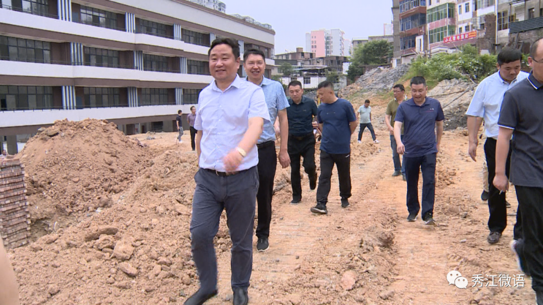 胡勇实地调研教育补短板项目建设推进情况