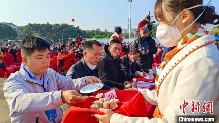 图为参赛评委对蒸好的芋头香气、口感进行评判。　杨宗盛 摄