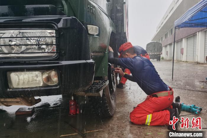 李恒端在雨中训练。　吴皓 摄