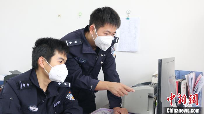 黄琼艺和战友对嫌疑人进行研判。 梁冬雪 摄 黄琼艺和战友对嫌疑人进行研判。 梁冬雪 摄