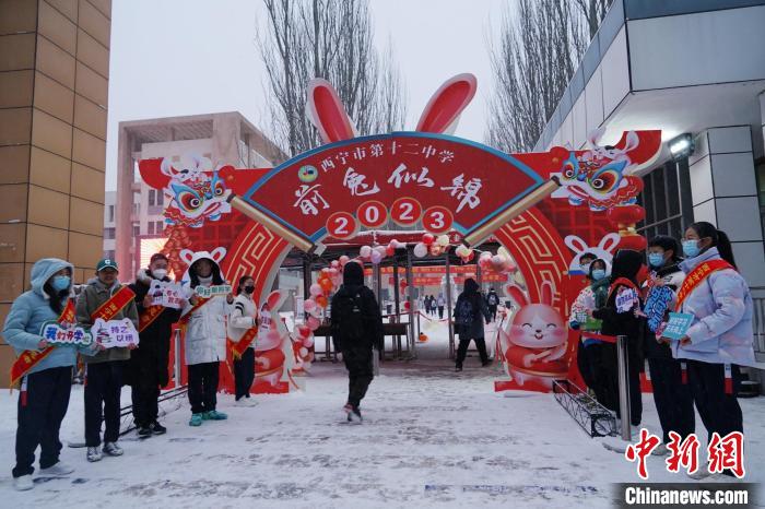 图为中学生开学入校。 马铭言 摄 图为中学生开学入校。 马铭言 摄