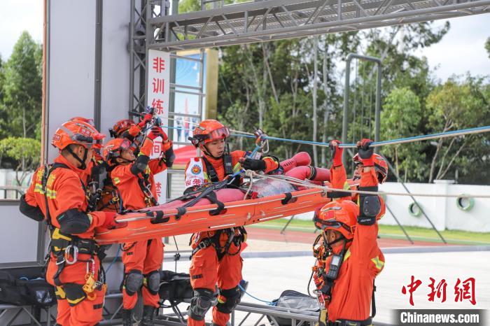 “被困人员”成功转移。 王治康 摄 “被困人员”成功转移。 王治康 摄