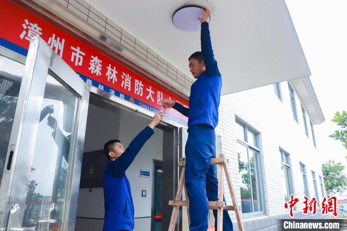 杨杰正在维修灯具。 李志荣 摄 杨杰正在维修灯具。 李志荣 摄