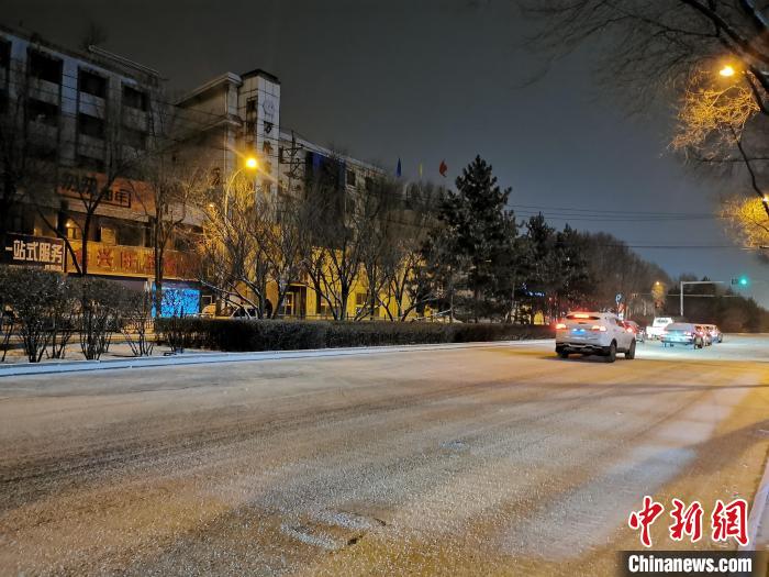 图为2月13日拍摄的西宁市城区道路。 王生荣 摄 图为2月13日拍摄的西宁市城区道路。 王生荣 摄