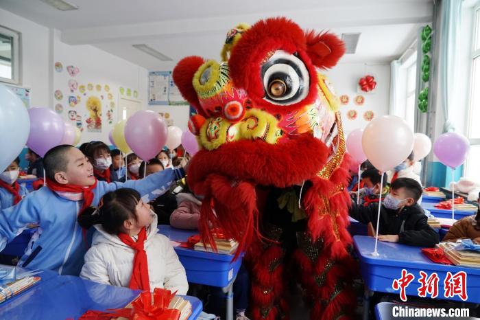 图为学生们与“南狮”互动。 马铭言 摄 图为学生们与“南狮”互动。 马铭言 摄