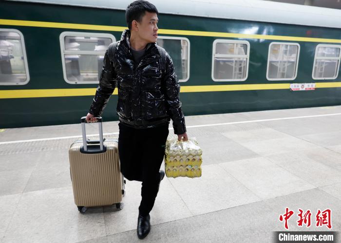 章先生乘坐K534次务工专列列车抵达铁路上海南站。 殷立勤 摄 章先生乘坐K534次务工专列列车抵达铁路上海南站。 殷立勤 摄