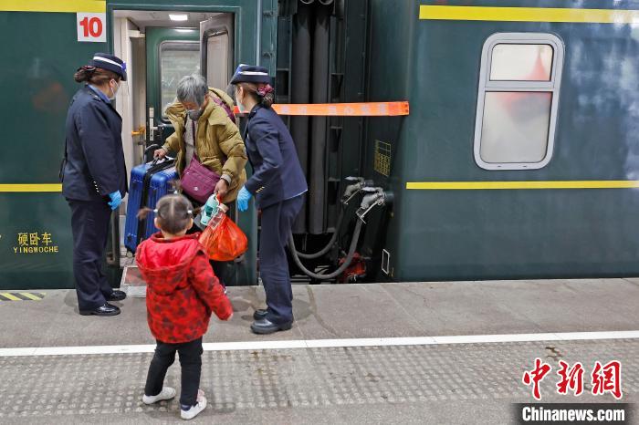 列车员帮助旅客安全下车。 殷立勤 摄 列车员帮助旅客安全下车。 殷立勤 摄