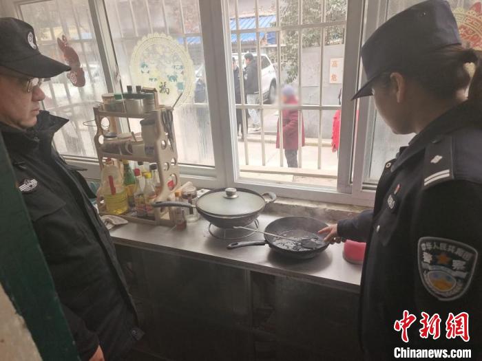 炒锅已经烧坏。　徐州云龙警方供图