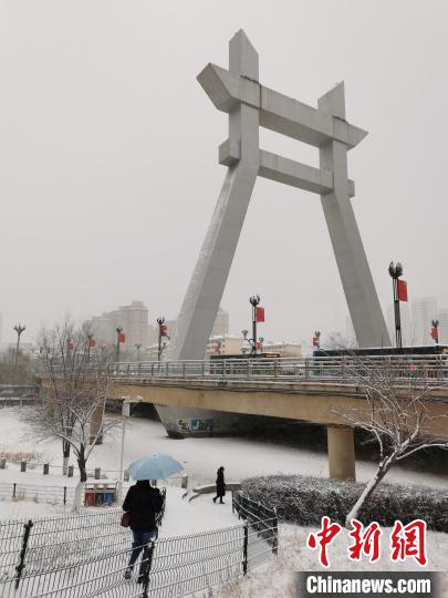 图为2月13日西宁市城区的降雪。 王生荣 摄 图为2月13日西宁市城区的降雪。 王生荣 摄