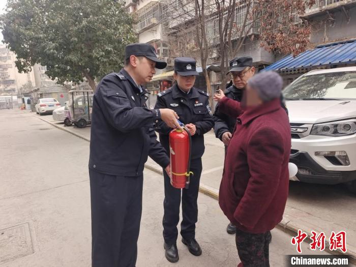 民警为老人送上一个灭火器。　徐州云龙警方供图